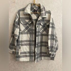Outdoor collection women's medium gray / white plaid shacket